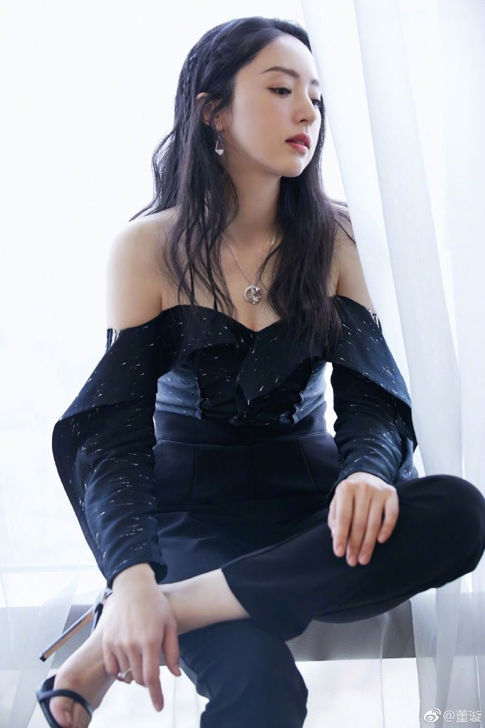身穿抹胸衣服大秀性感好身材!