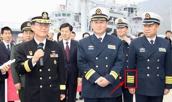海军常服为什么不佩戴军衔,而是佩戴袖章?袖章又该怎么区别呢?