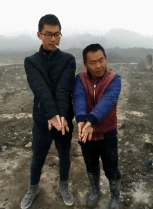 搞笑gif:趴在轮子上睡着的男人,只此一人
