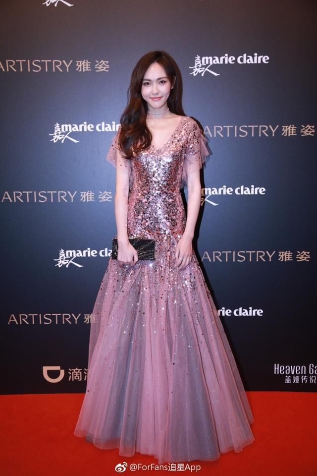 唐嫣身穿玫瑰金色礼服亮相红毯犹如美人鱼,网友:笑起来好甜