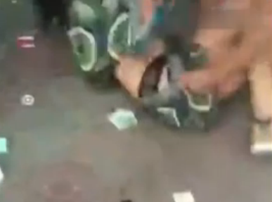在视频中,一名小三被当街抓住,另几名妇女围殴小三,场面惨烈.
