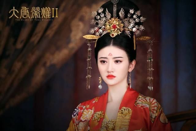 杨幂这身古装结婚照很美,一头乌黑光亮的长发配上金色的发饰,美极了