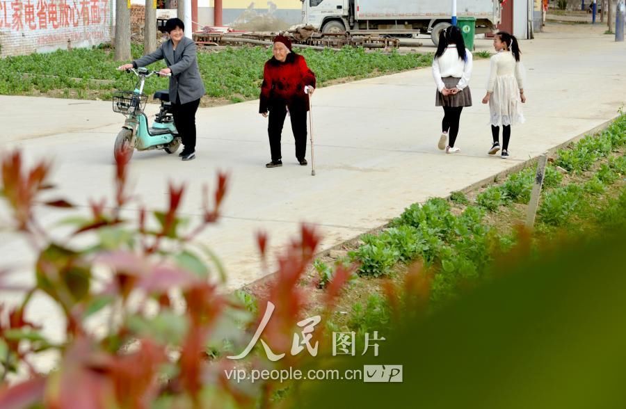 2018年3月24日,108岁的河南省夏邑县歧河乡青铜寺村村民董姜氏步行在