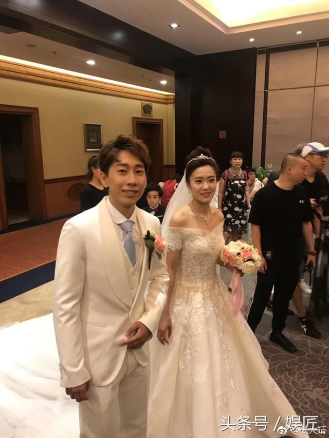 6月19日上午,中国短道速滑名将韩天宇和刘秋宏在辽宁抚顺甜蜜完婚.