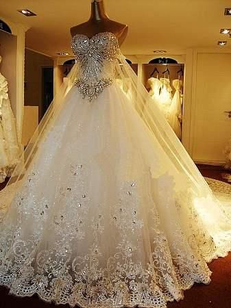 礼服开始的,因为固执的认为有了漂亮的婚纱,就可以成为最可爱的公主