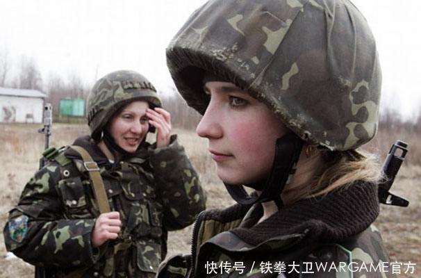 图示:日托米尔城中乌克兰女兵