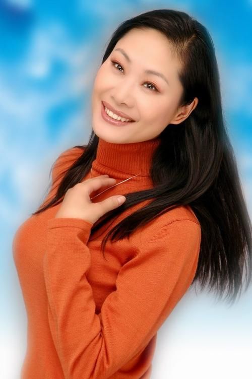 曾是中国最美女歌手,多次登过春晚舞台,却和富豪老公