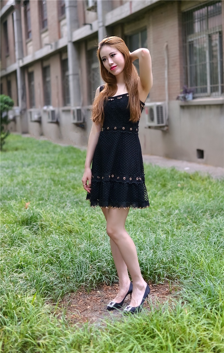 街拍:校园里搭讪极品大白腿高跟美女,随便拍了几张