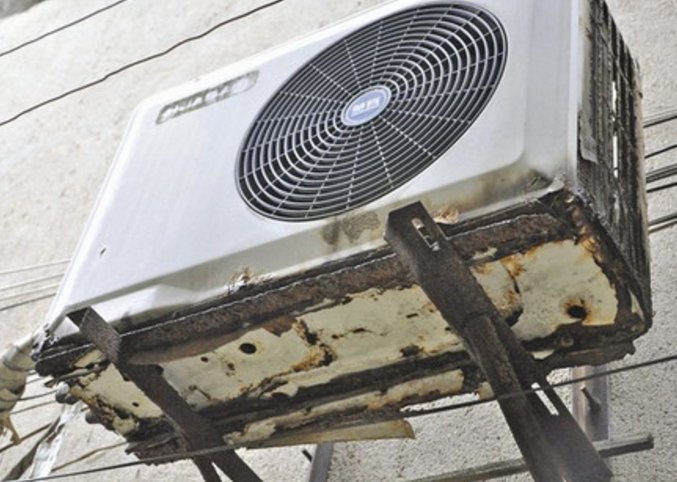 工人师傅给我装的空调外机,我上去反手就是一巴掌,一分钱也不给