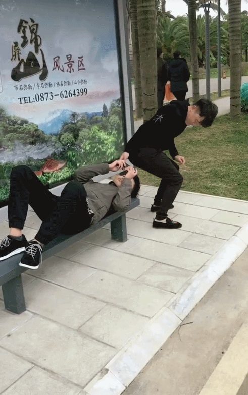 搞笑gif:这只螃蟹的意志力真强大,佩服!