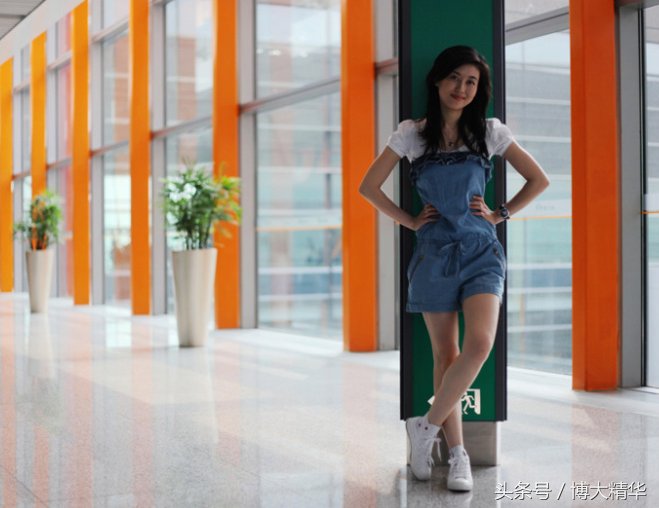 央视"海峡两岸"当家花旦李红近照,电话大王的儿媳妇,端庄大气