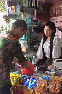 ⑩,大哥你酱紫付款美女都忍不住笑了