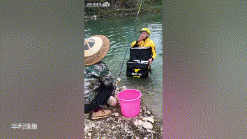 外卖小哥一来,门都碎了!只有你想不到,没有小哥做不到