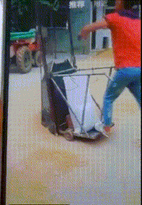 搞笑gif:妹子地铁上注意形象好吗?你让车上的人多尴尬