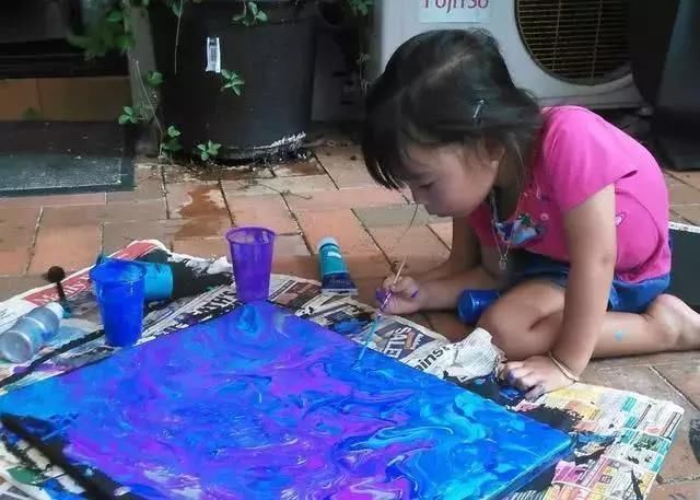 5岁华裔小天才乱涂乱画却让绘画大师都自叹不如,看完我拿起了拖鞋