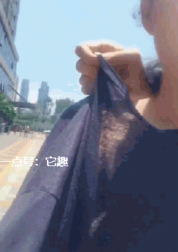 搞笑gif:一般扫地的都是高人,以后看到绕路走吧!