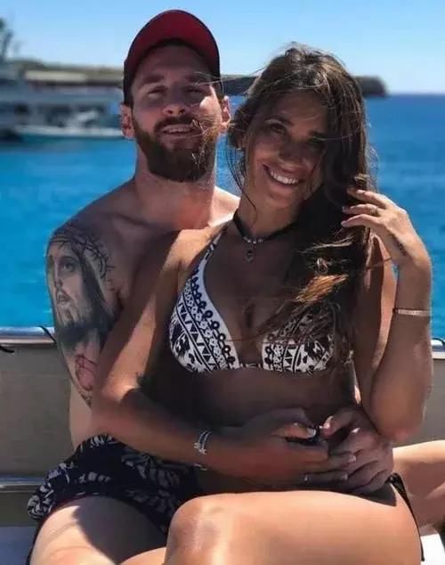 梅西和老婆的爱情故事!球王梅西9岁就对老婆一见钟情!