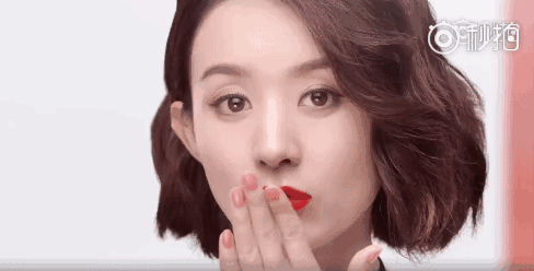 赵丽颖短发后时尚感大增,土气全不见了.