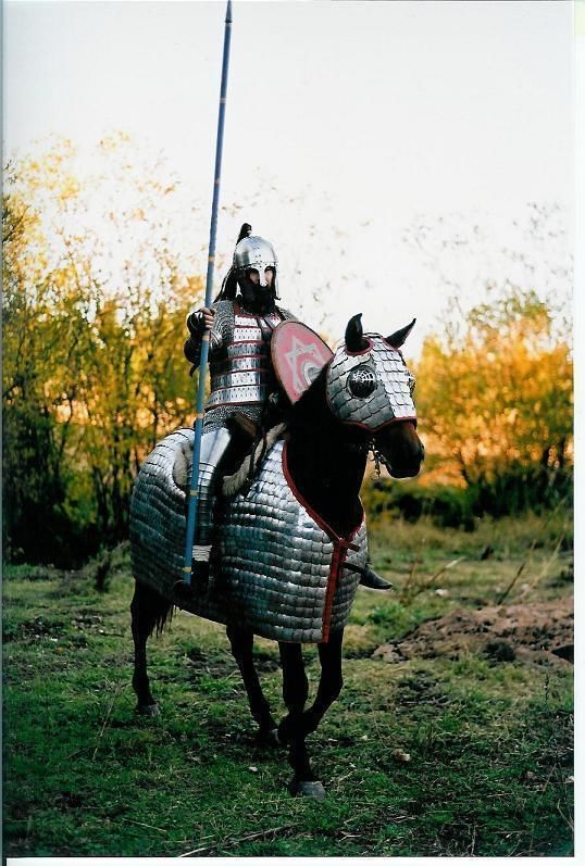 甲胄骑兵的骑手们,身上披着铠甲,使用长矛和弓箭.