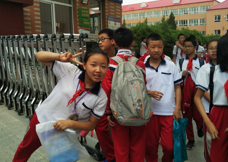 6月10日,南门外小学六年级毕业考试正在进行中.