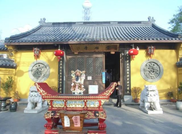 灵顺寺(天下第一财神庙) 灵顺寺位于杭州北高峰山巅,历史悠久,文物