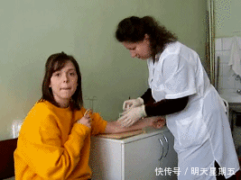 搞笑gif:美女,你这衣服哪里买的,弹性真好