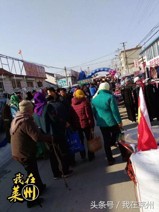 莱州曲家庙会这大哥举着鱼,你要干啥呀!