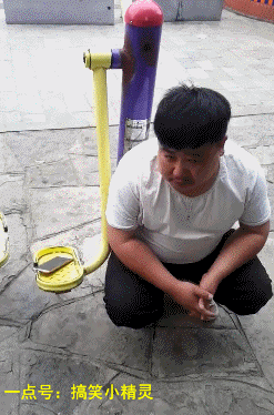 搞笑gif:媳妇儿你别生气啊 我是真心想和你拍视频的