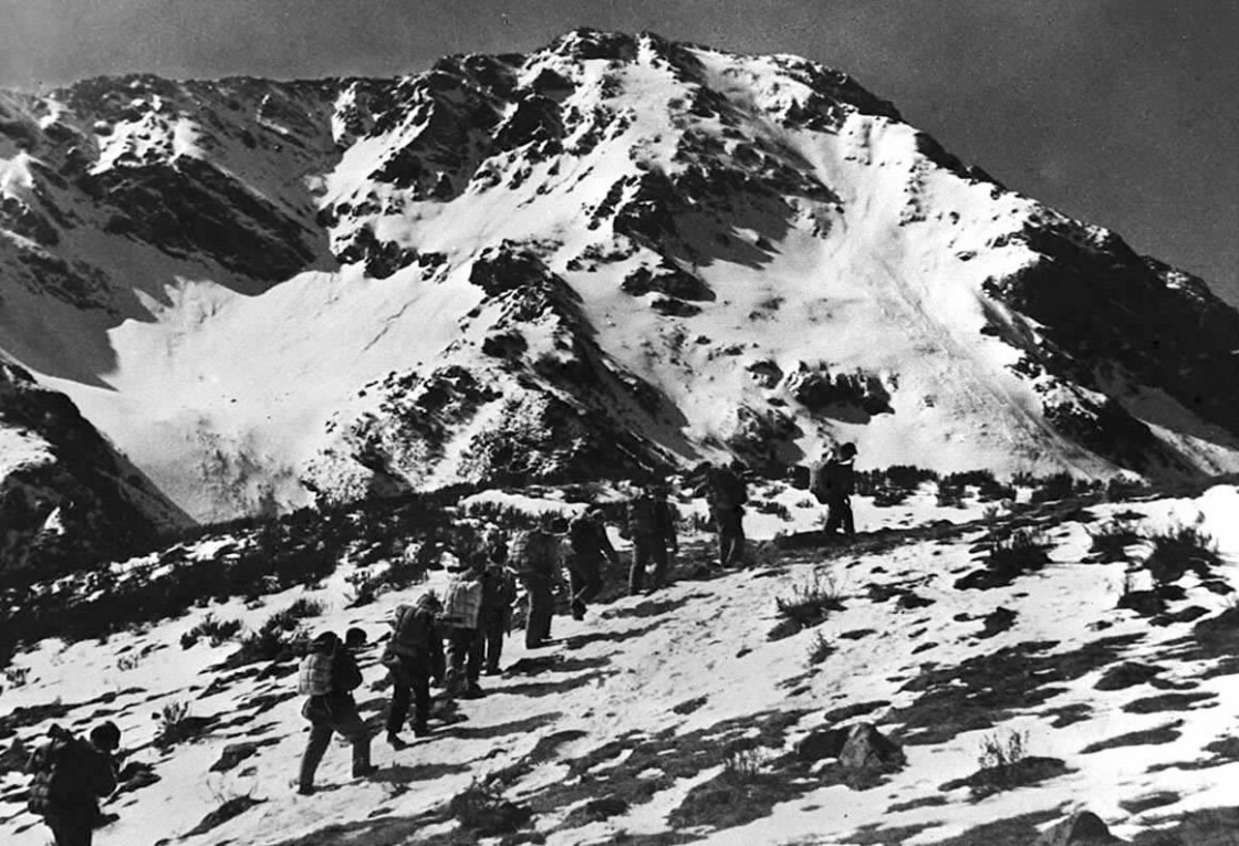 中央红军长征第一次翻越大雪山--夹金山