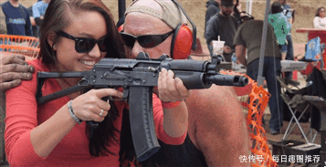 搞笑gif:你敢不给我面子,设计师你被开除了