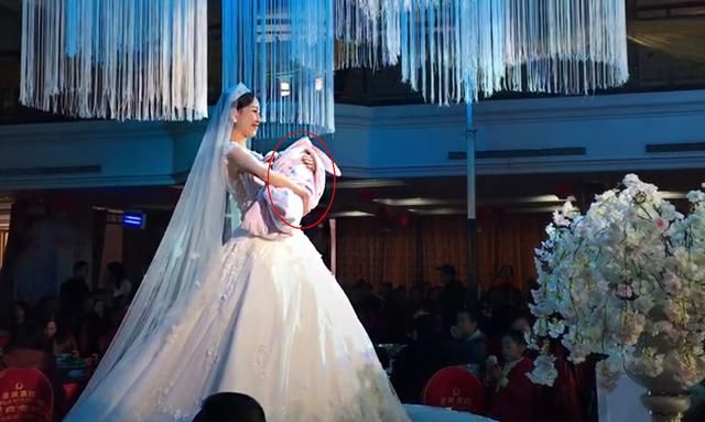 实拍新娘抱着孩子结婚,网友:先上船后买票也可以