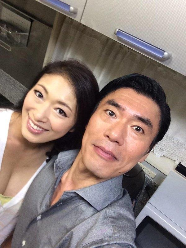田渊正浩与女优合影.(source:twitter)