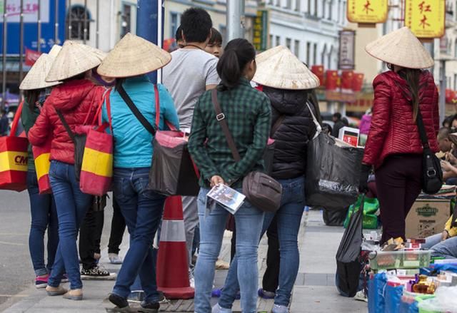 越南边界:中国人一过桥越南妹子就围了上来,让中国男游客好尴尬