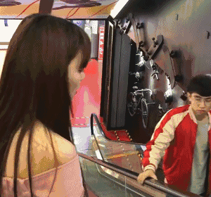 搞笑gif:欺负一个老人算什么,放开他让我来