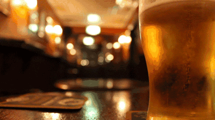 也没什么朋友,一个人去饭馆吃饭,点了瓶啤酒,旁边桌子的人干杯的时候