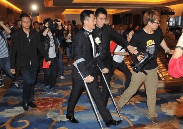 因为之前在拍摄《战狼2》的时候,吴京曾多次真实上阵武打戏