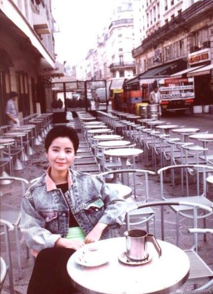 邓丽君32年前旧照曝光,一身黑裙现身巴黎街头,风华绝代