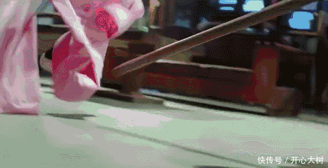 搞笑gif:小姐姐,还是别吃手了,这个习惯不好
