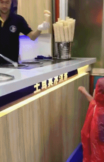 搞笑gif:哈哈哈宝宝一脸懵逼的笑,心想这还是我粑粑么