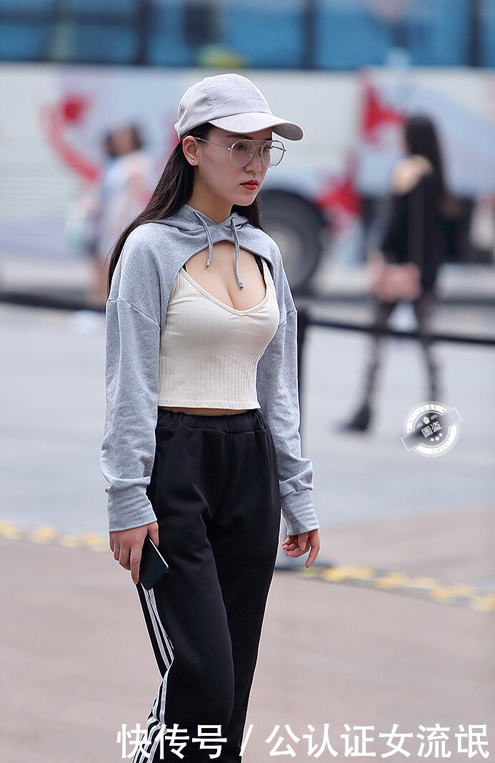 ↓小姐姐事业线很深呐.