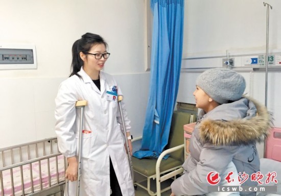 女医生拄拐杖查病房获点赞 敬业精神感动朋友圈
