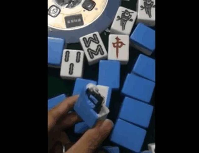 广东小伙打麻将一晚上输了25万,一怒之下砸开麻将后整个人都懵了