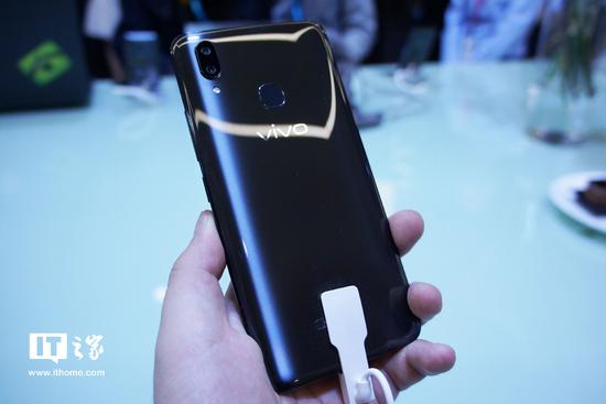 vivo x21手机首发现场实拍:双玻璃异形全面屏