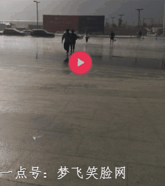 爆笑gif: 蒙眼跳绳,听声辨位,厉害吧