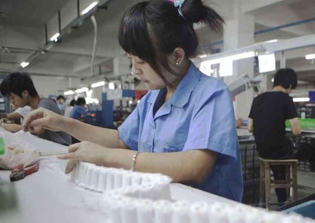 实拍一对在工厂里上班的情侣的一天