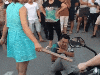 搞笑gif:妹子,你俩穿成这样是想向人说明什么吗?