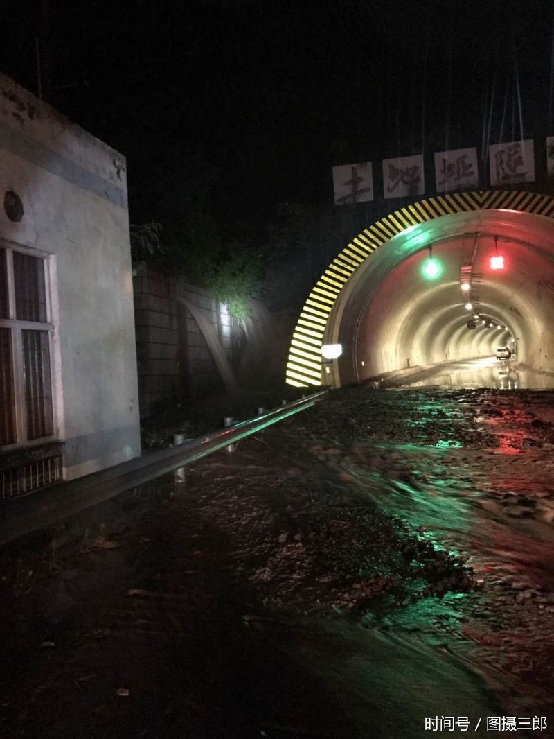 沪蓉高速奉节段 土地垭隧道口发生小规模泥石流