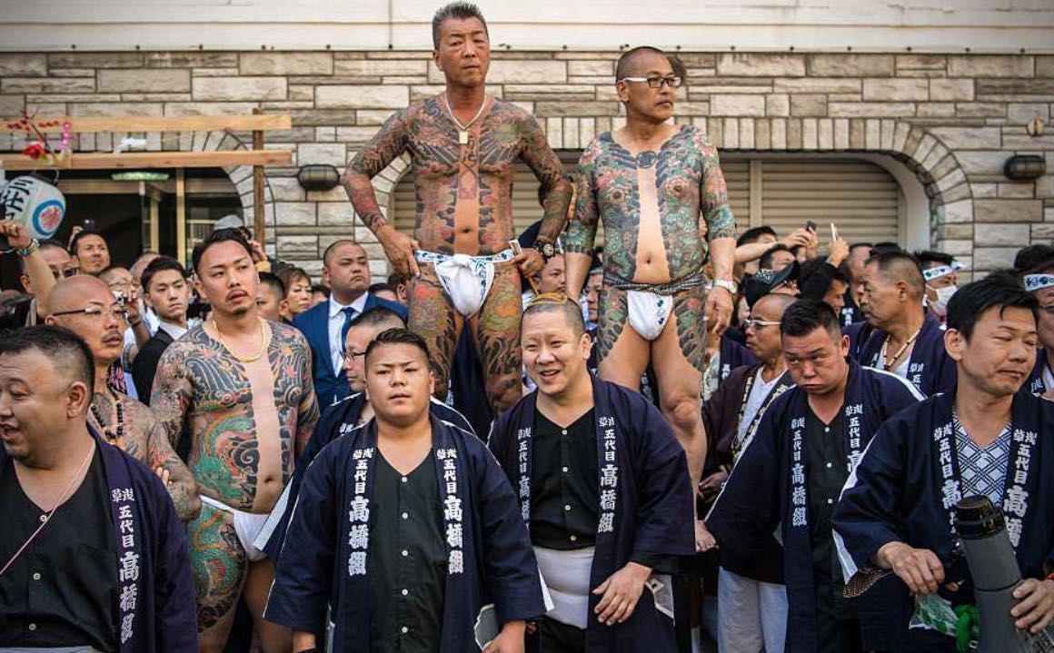 日本"黑帮大佬"带领小弟走上街头,满背纹身尽是中国"传统元素"