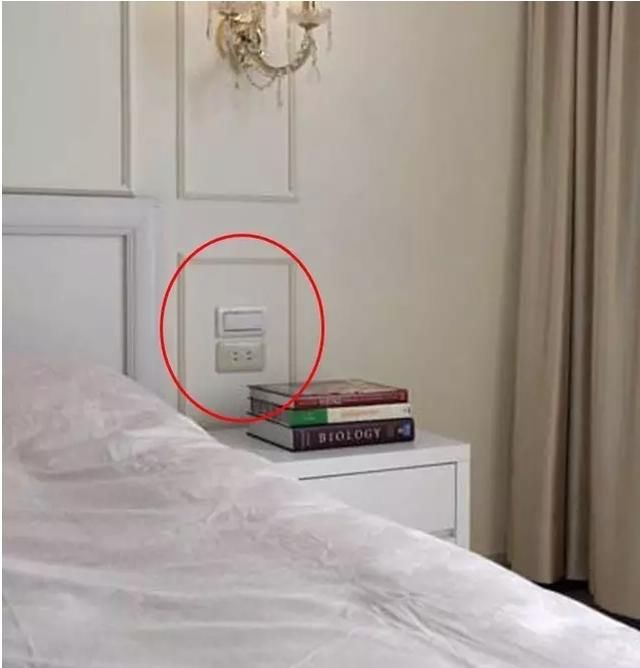 需要注意的事 1,注意安装在床边的插座一定要避开床头柜和床头板!