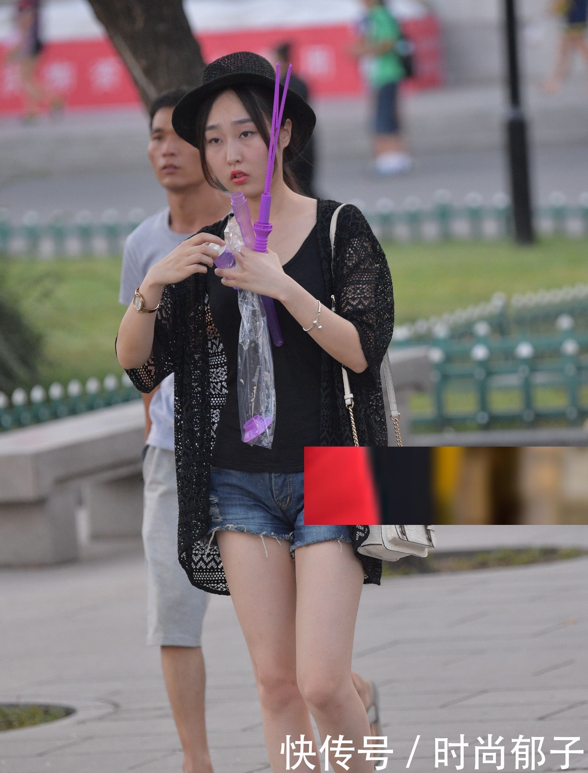 无锡街拍:穿着超短裤,紧身装的街头美女,美艳动人
